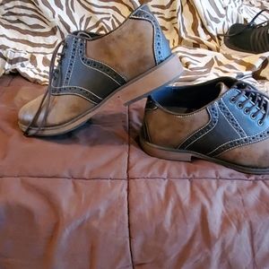 Izod saddle oxford shoes